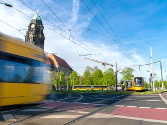 Bahn und Bus vorm Rathaus