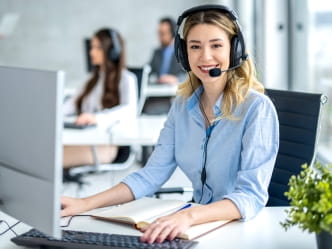 Frau am Telefon mit Headset