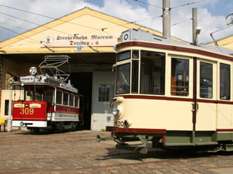 Foto 2 historische Straßenbahnwagen im Straßebahnmuseum