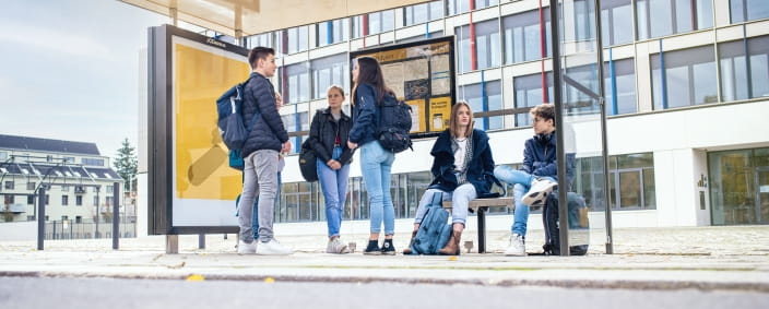 Kinder und Jugendliche an Haltestelle
