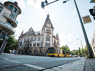 Bus vor Rathaus Plauen