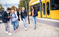 Jugendliche an der Haltestelle