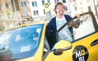 Mann mit MOBIcar am MOBIpunkt